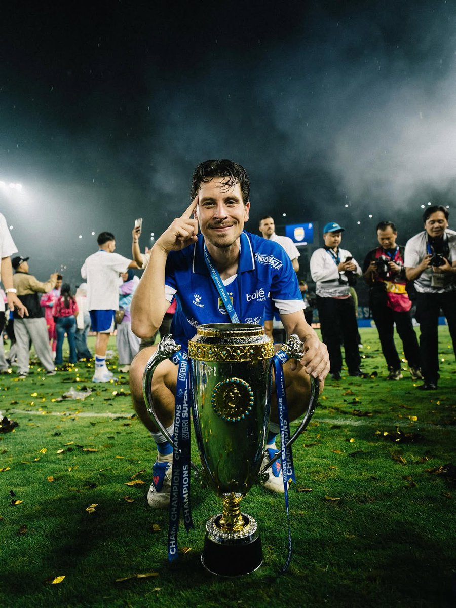 inipandaaaaa's tweet photo. Other trophies will definitely come. https://t.co/0OWTbKSFd1