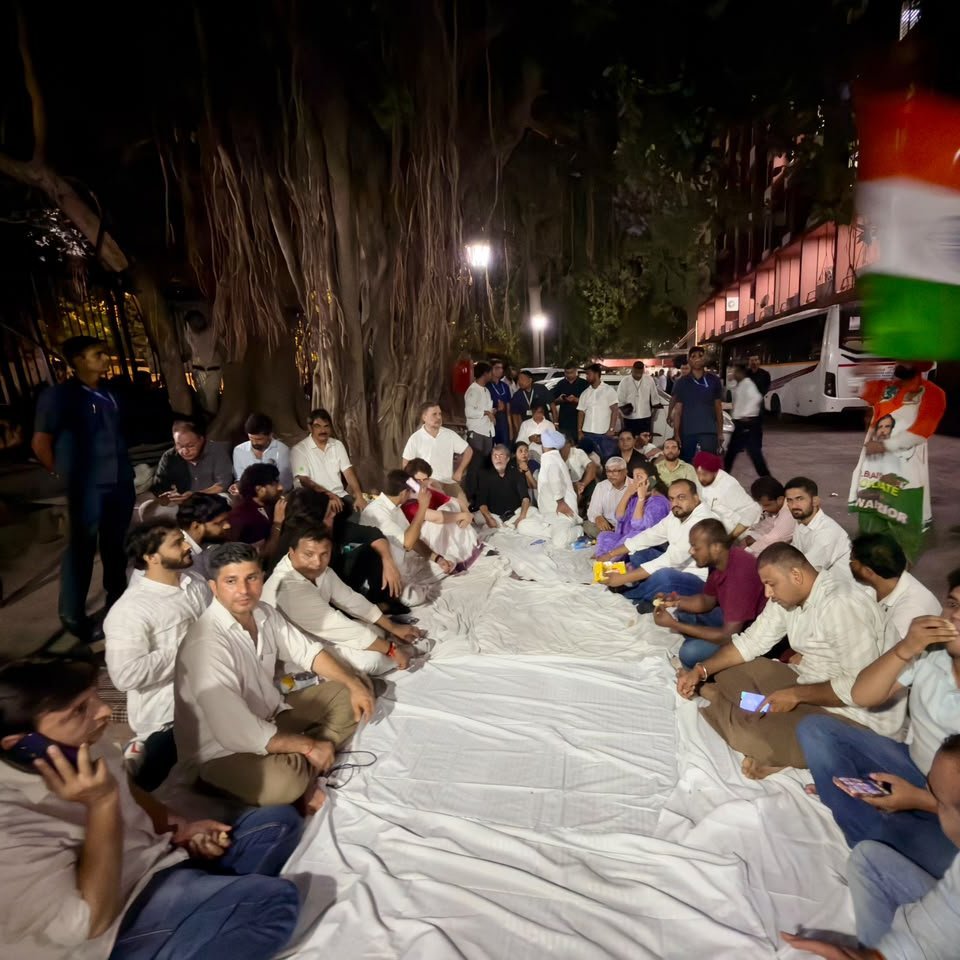 srinivasiyc's tweet photo. लोकतंत्र को बचाने के लिए 'सत्याग्रह' जारी है  ✊

📍आकाशवाणी भवन, दिल्ली https://t.co/1Fw8JY75SP