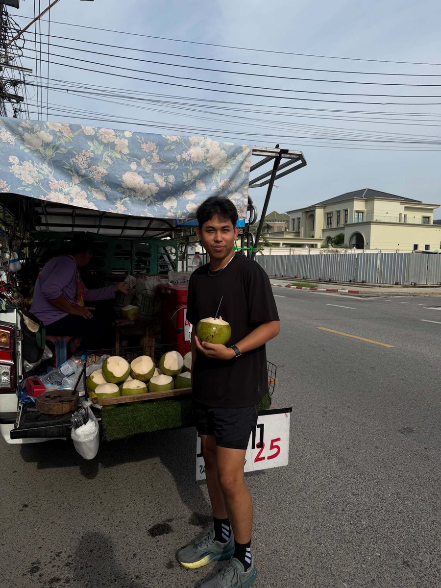tn181998's tweet photo. ชีวิตช่วงนี้  วิ่ง ฟังเพลงใต้ ดูซีรีส์แนวตั้ง
#เทสใต้ สุดๆ 🤣🤣 https://t.co/Y1O7kiHJuw