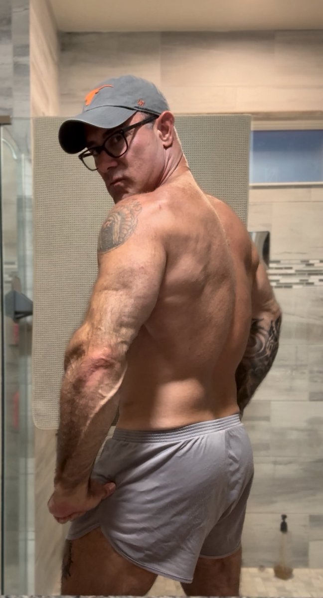SergeantSiww's tweet photo. Be my private.  Get worked hard. SergeantSilverFox 🥵
@sargesilverfox https://t.co/Uw22EOstzP