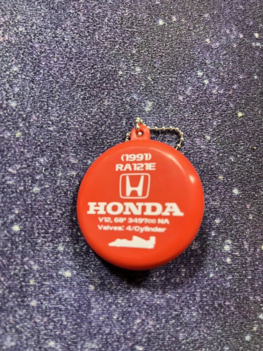 kilala_studiok's tweet photo. 今日見かけて回してきたガチャ。
ボタン押すとホンダ車のエンジン音が流れるやつ。
個人的に一番欲しかったの出て良かった。
良いエンジン音です。 https://t.co/EMNq1gbp3v
