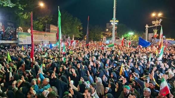 Nazaninnaseriy's tweet photo. خون پاک رهبر شهید، شهدای میناب و دانشمندان ما، مسئولیت سنگینی بر دوش ما گذاشته است. میدان را رها نمی‌کنیم!

#تا_پای_جان_برای_ایران
 #باید_برخاست https://t.co/GLgAaNcMml