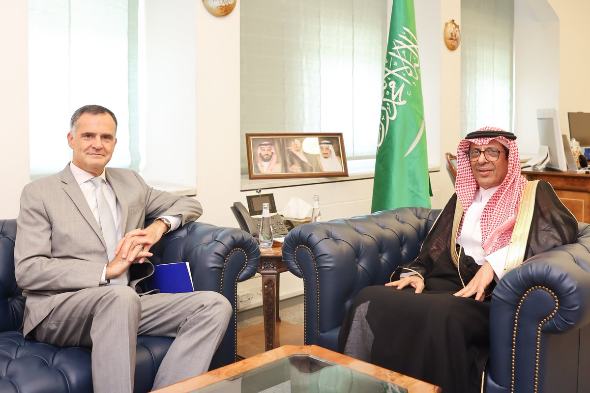 KSAMOFA's tweet photo. #الرياض | سعادة وكيل الوزارة للشؤون الدولية المتعددة والمشرف العام على وكالة الوزارة لشؤون الاقتصاد والتنمية الدكتور #عبدالرحمن_الرسي يستقبل سعادة سفير الاتحاد الأوروبي لدى المملكة السيد كريستوف فارنو، ويستعرضان الموضوعات ذات الاهتمام المشترك. https://t.co/i0TyCRyDne