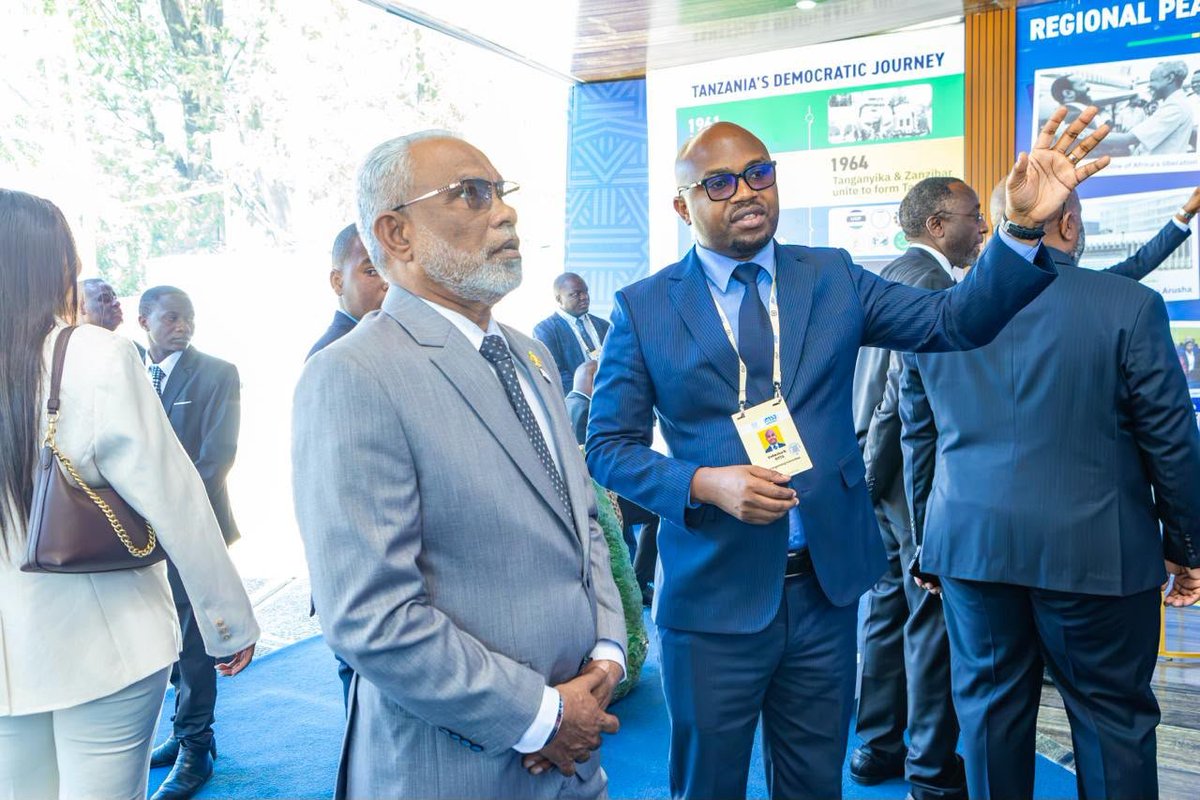 1ngadu1's tweet photo. Spika wa Maldives atembelea Banda la Karibu Tanzania

Spika wa Bunge la Maldives, Abdul Raheem Abdulla, ni miongoni mwa wageni waliotembelea Banda la “Karibu Tanzania” katika Mkutano wa 153 wa Umoja wa Mabunge Duniani (IPU), unaofanyika jijini Arusha.

Akiwa katika banda hilo, Mhe. Abdulla amepata fursa ya kufahamu safari ya Tanzania katika demokrasia na maendeleo, huku akieleza kufurahishwa na hatua iliyofikiwa katika utekelezaji wa miradi mikubwa ya kimkakati, ikiwemo Reli ya Kisasa (SGR), Bwawa la Julius Nyerere, Daraja la Busisi (Magufuli), uendelezaji wa Bandari ya Dar es Salaam, pamoja na miundombinu inayoandaliwa kwa ajili ya Mashindano ya Kombe la Mataifa ya Afrika (AFCON) 2027.

#IPU153Tanzania