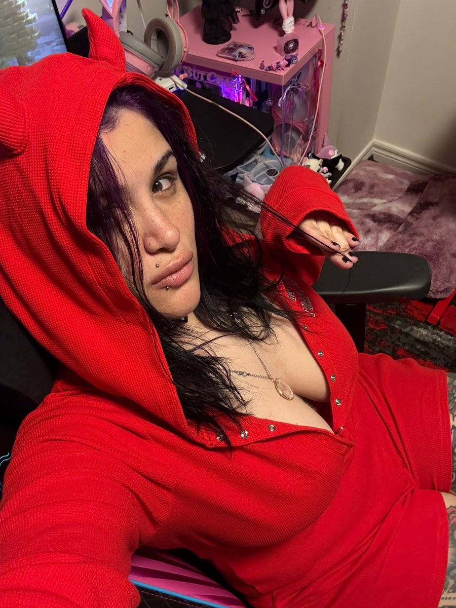 MiaLustfull's tweet photo. Late night minecraft https://t.co/SgeaZYUqDZ