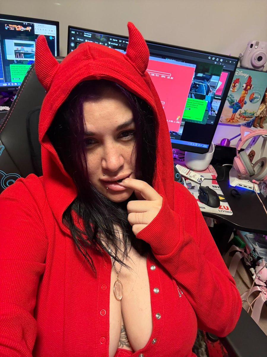 MiaLustfull's tweet photo. Late night minecraft https://t.co/SgeaZYUqDZ