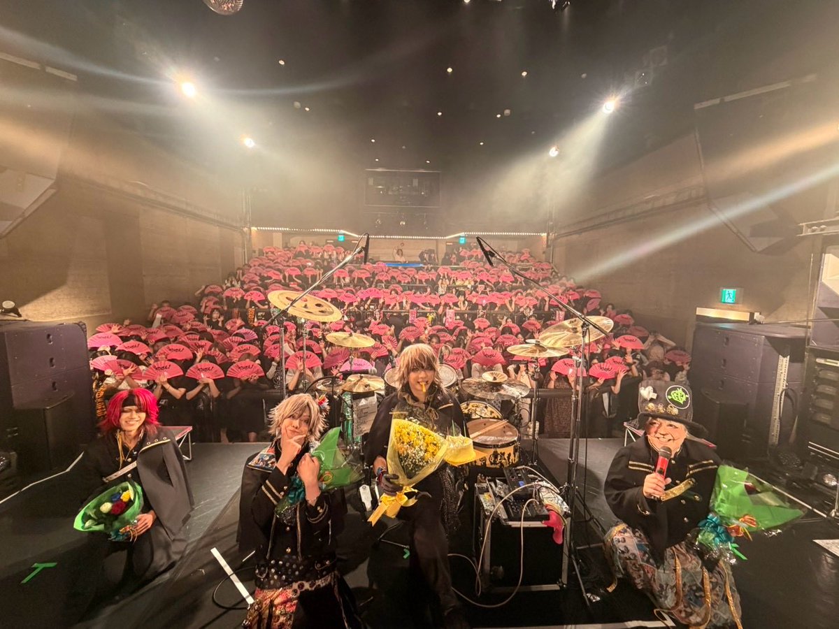 bk_shiki's tweet photo. 本日は渋谷WWWへご来場頂きありがとうございました。
ひとつの締めくくりが無事に終わりました。
永遠を目指すけど、永遠はないんだなとも感じた一日。
だからこそ今を全力で生きていきたいと思います。
全力で苦しんで全力で楽しんでいきます。
また次の締めくくり12月30日まで駆け抜けます。 https://t.co/rN6esMRStx