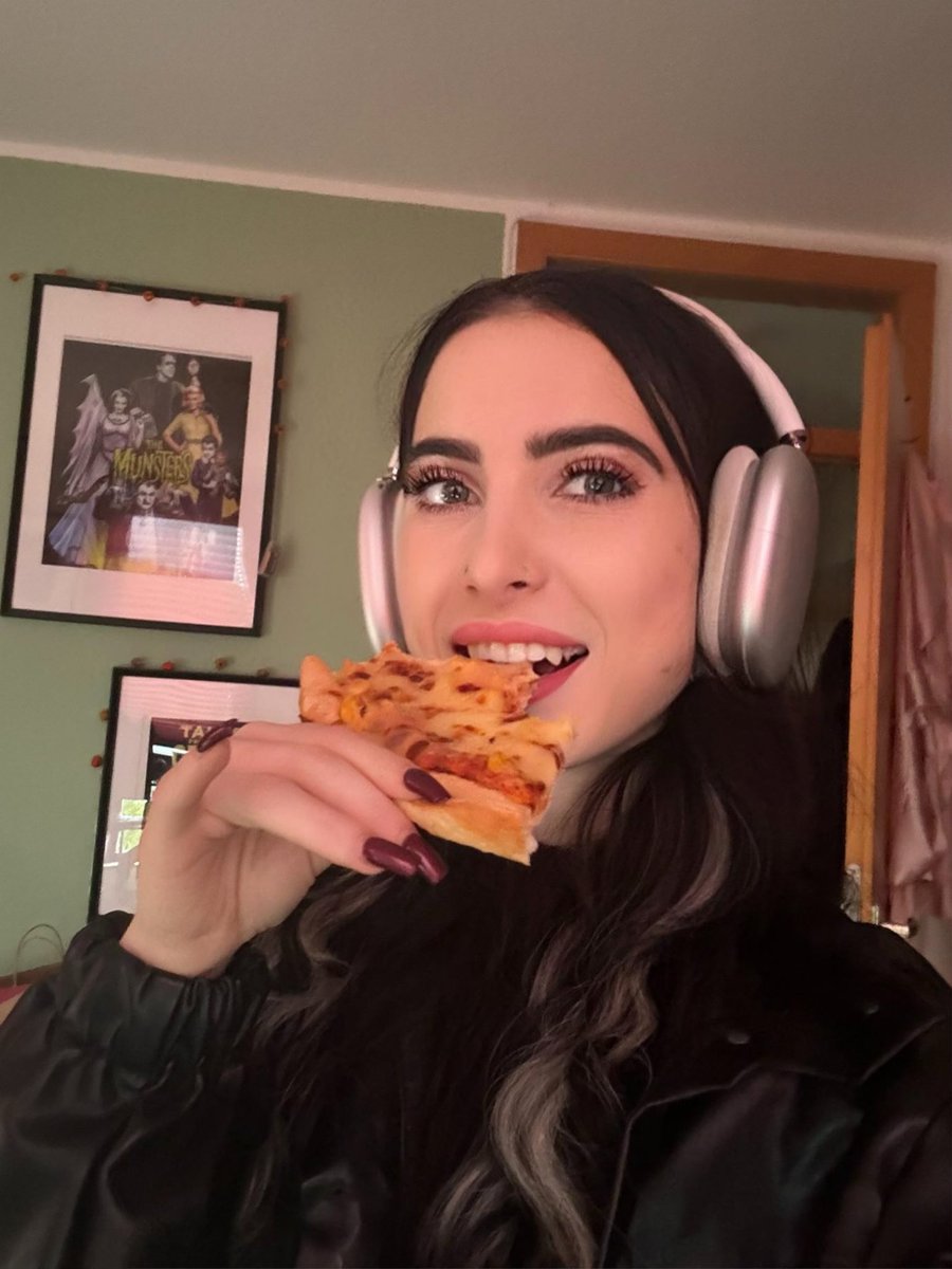 vampyaileen's tweet photo. I mean who doesn’t like pizza?? https://t.co/wT9rkBdOpm