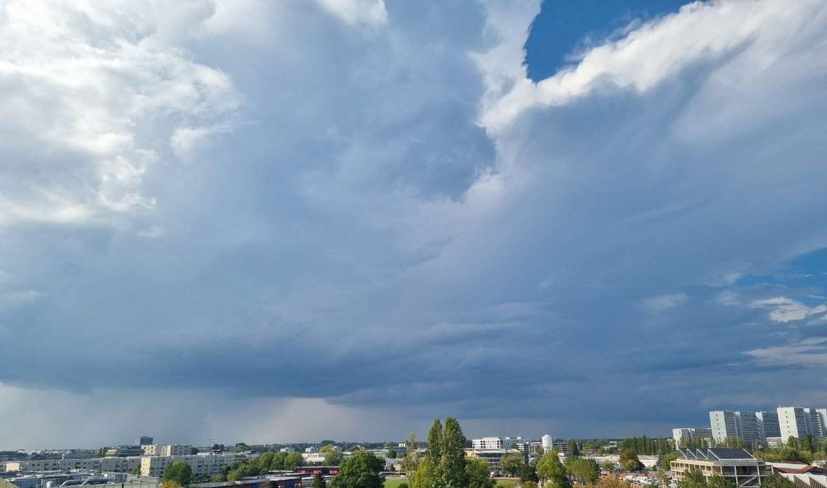 Schuum's tweet photo. Première cellule orageuse au nord ouest de Bordeaux, qui remonte sur le Médoc ! Il a l'air de déjà bien pleuvoir dessous ! On surchauffe encore ici😅 https://t.co/qysqQYgKjZ