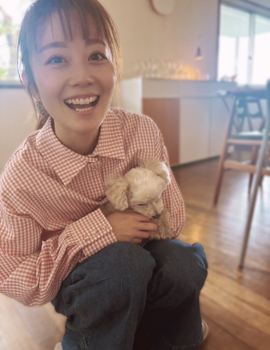 neatsyui's tweet photo. 美術館がだいすき。
身体運動はなかなか苦手だけれど、心の運動は得意です。

いろんなものを見て、作った人の想いに触れて、作品に漂うエネルギーをもらって。アイデアの貯金箱が貯まっていきます。

「人生」は最大の物語で、
「自然」は最大のアート。

見たもの感じたものが、ぜんぶどこかに残っていて
ボロンと別のかたちになって出てくる。

ふわあっとした青空も
ゾワっとしたユーモアも
胸に刺さった彼女の話も
ぽかぽかしたポコのぬくもりも

#museum 
#マリーアントワネット 
#tonyoursler 
#ポコポスト