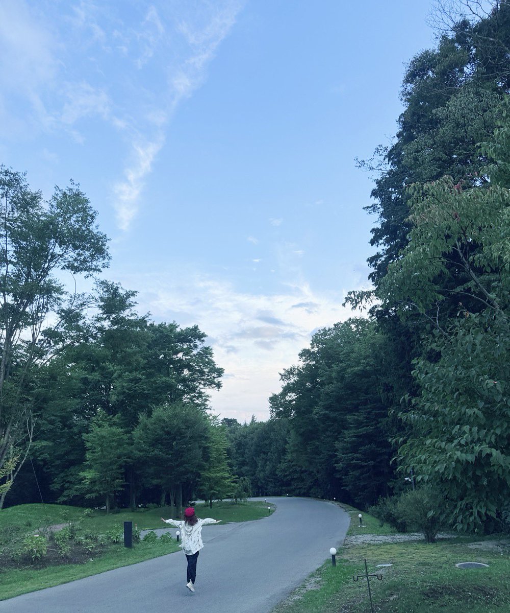 neatsyui's tweet photo. 美術館がだいすき。
身体運動はなかなか苦手だけれど、心の運動は得意です。

いろんなものを見て、作った人の想いに触れて、作品に漂うエネルギーをもらって。アイデアの貯金箱が貯まっていきます。

「人生」は最大の物語で、
「自然」は最大のアート。

見たもの感じたものが、ぜんぶどこかに残っていて
ボロンと別のかたちになって出てくる。

ふわあっとした青空も
ゾワっとしたユーモアも
胸に刺さった彼女の話も
ぽかぽかしたポコのぬくもりも

#museum 
#マリーアントワネット 
#tonyoursler 
#ポコポスト