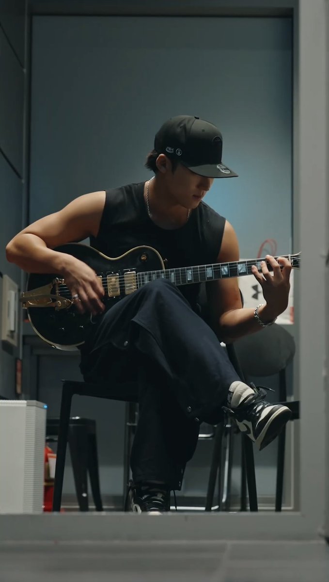 me_and_gyu_'s tweet photo. i hope y’all understand how mingyu playing guitar drives me crazy https://t.co/yKpaCYeNCV