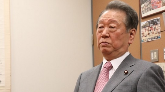 moeruasia01's tweet photo. 【悲報】小沢一郎氏（84）、時事通信の見出しに引っかかる

古川大臣、会見で企業だけの問題ではなく利用者も対策を、と呼びかけ
↓
時事通信フィルタ「自分の情報は自分で守って」
小沢一郎「大臣がこんなことを言う！もうデジタル庁などいらない！」

せめて全文読んでから批判した方がいいですよ（ ´_ゝ`）