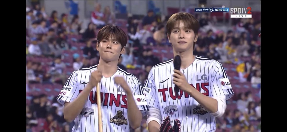 myfavcoolkid's tweet photo. 시구보고 쌍둥이냐는 반응왜 나왔는지 알것같기도하고
(마침 구단이름도 twins) https://t.co/hK1ZUFwWiQ