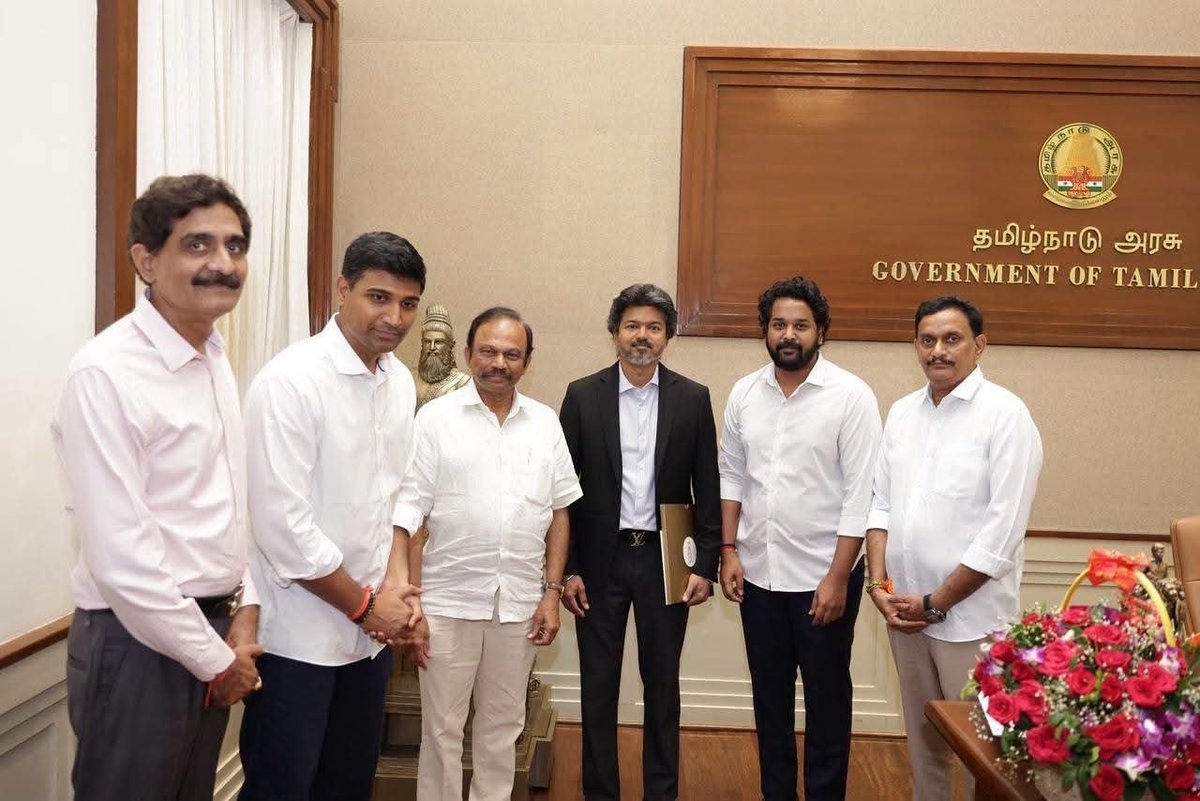 Shiva4TDP's tweet photo. తమిళన్నాడు ముఖ్యమంత్రి జోసెఫ్ విజయ్ గారిని విజయవాడ ఉత్సవాలకు ఆహ్వానించిన ఆంధ్ర ప్రదేశ్ ప్రభుత్వం 

🔥🔥 https://t.co/HQprcFJxYn