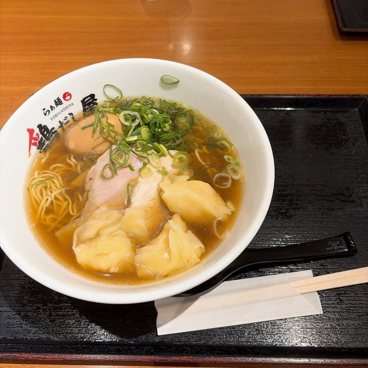 miei325's tweet photo. 最後は羽田空港でラーメン🍜

大分に行って、身に染みて東京のラーメンの美味しさに気づいたと店長が言っていたので、いつもよりじっくり東京のラーメンを味わいました🥲

夢のように楽しい旅で、帰りたくなかったなあ😇 てか、またしばらく会えないの寂しいな〜
夢から醒めて、明日から仕事頑張ろ😂 https://t.co/d1LePceJLA