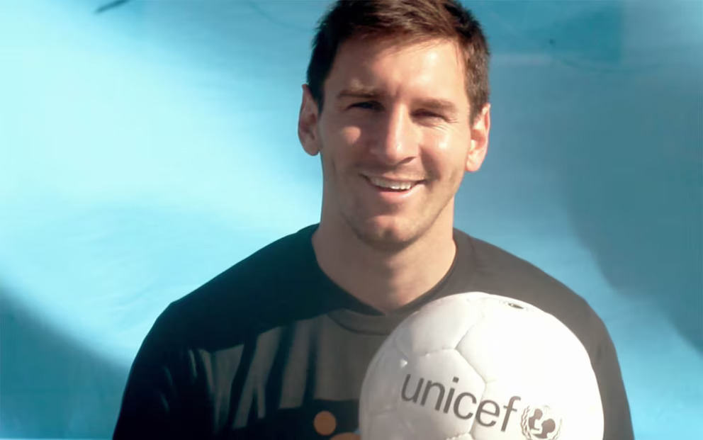 UNICEFargentina's tweet photo. #GraciasLeo Messi por ser un ejemplo y una inspiración #ParaCadaInfancia.

Lo dejaste todo por 🇦🇷, así como lo hacés por cada niña, niño y adolescente en el mundo. https://t.co/aFO7mTOooz