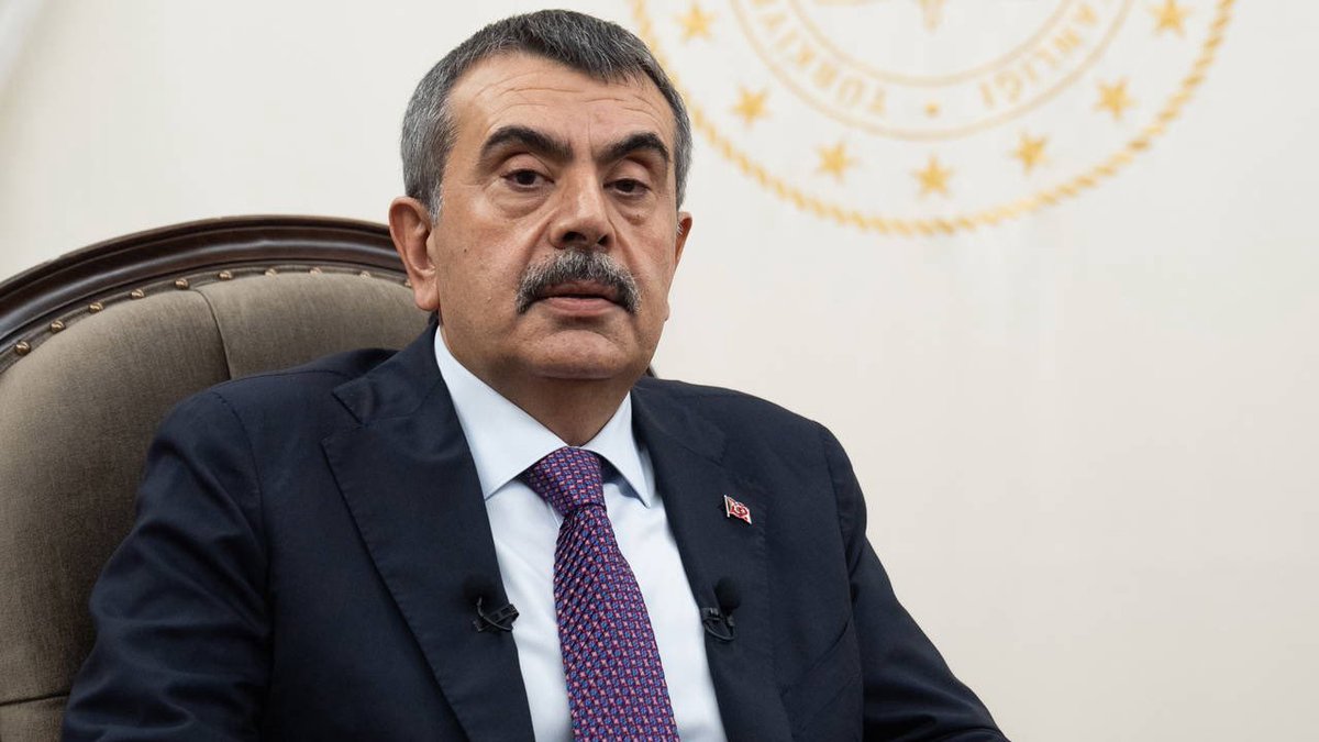 HaberReport's tweet photo. Yusuf Tekin, okul saldırılarına yönelik:

"Önce seslerini yükselttiler sonra geçen yıl ramazan ayındaki etkinlikten sonra birdenbire bir okul saldırısıyla işleri sabote edecek bir noktaya getirdiler.

2003 yılında 38 ülke arasında ilk 30'a bile giremeyen Türkiye, 91 ülke arasında ilk 15'e girdi. OECD'nın yaptığı PİSA sınavında.

8 Eylül'deki toplantıdan hemen sonra Manisa Turgutlu'da bir olay yaşadık. Osmaniye'de yaşadık. Bugün de sabahleyin İstanbul'da Başakşehir İmam Hatip Ortaokulunda müessif bir olay yaşadık.

Eğer bu olayı yapanlara, bu olaya motivasyon unsuru olanlara bir uyarım var, bu ülkede bu ülkenin birliğini ve beraberliğini size rağmen, bunu engellemek isteyenlere rağmen biz hep beraber yapacağız, bunu başaracağız inşallah."