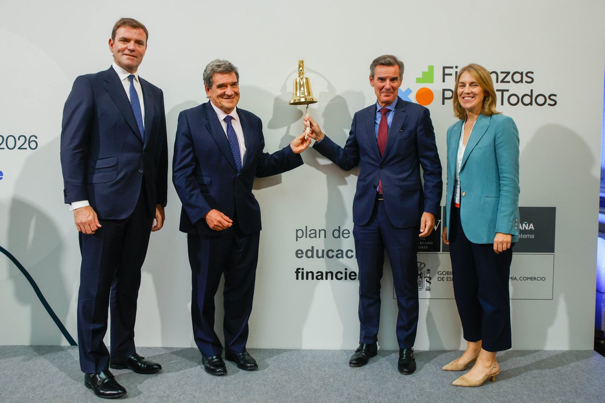 CNMV_MEDIOS's tweet photo. Hemos celebrado el Día de la Educación Financiera que este año giró en torno al lema “Ahorra. Invierte. Avanza” 

La jornada incluyó un coloquio entre el presidente de la @CNMV_MEDIOS, Carlos San Basilio, y el gobernador del @BancoDeEspana, José Luis Escrivá. https://t.co/wGOCotZ0AS