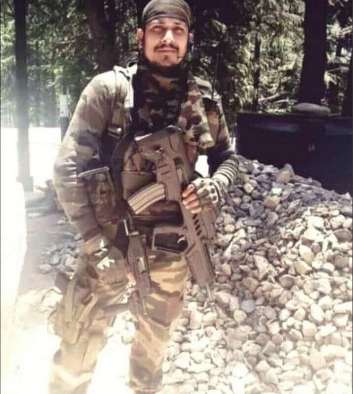 TigerCharlii's tweet photo. "That's what a Real Hero looks like!"

Ptr.Amit Kumar,SM(P)
4 PARA(SF) / 16 Garhwal Rifles
From: Uttarakhand

He took 15 bullet during an encounter,despite injuries,he neutralized #Pakistan terrorist before making sacrifice in J&amp;K in 2020
Salute🇮🇳 
#IndianArmy #Hero #TuesdayFeels https://t.co/bwZavVqU42