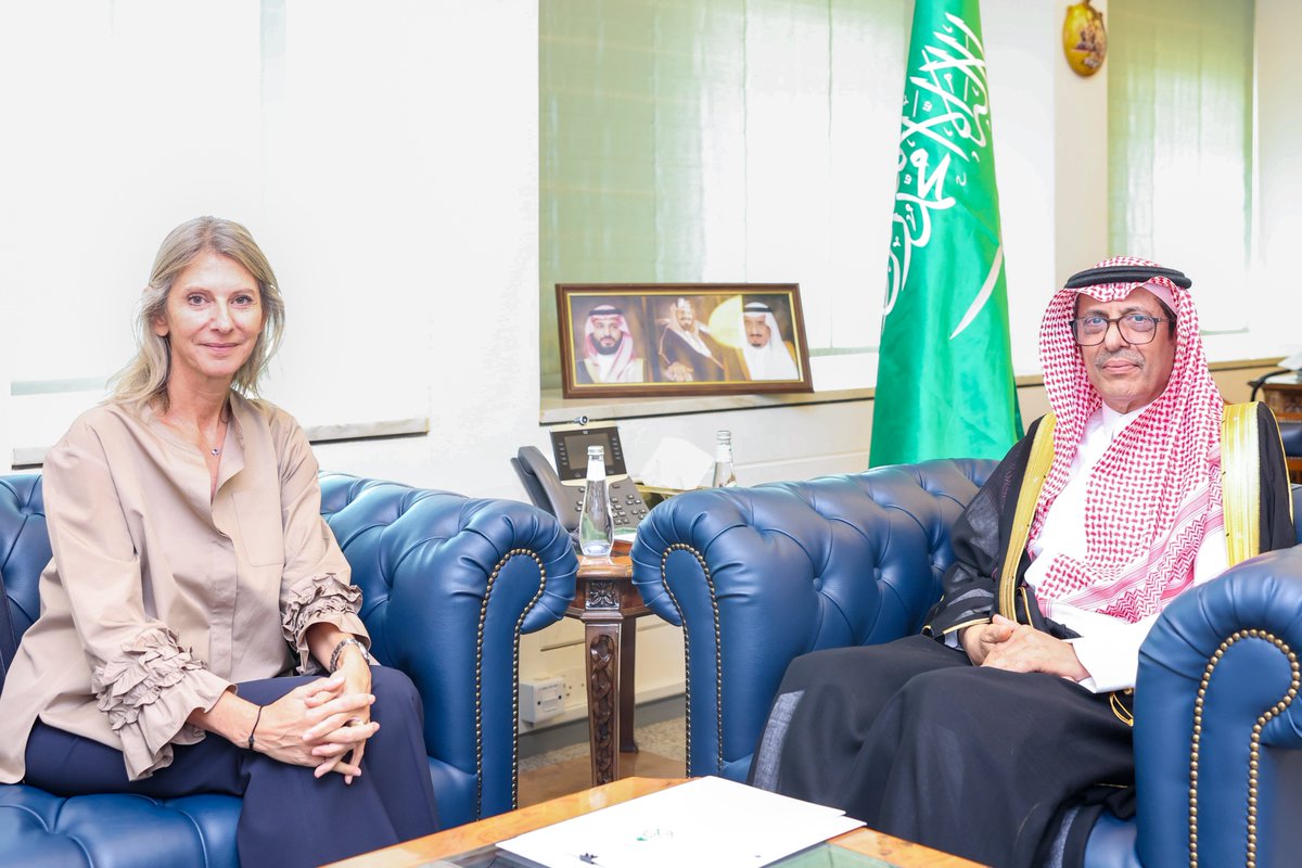 KSAMOFA's tweet photo. #الرياض | سعادة وكيل الوزارة للشؤون الدولية المتعددة والمشرف العام على وكالة الوزارة لشؤون الاقتصاد والتنمية الدكتور #عبدالرحمن_الرسي يستقبل سعادة سفيرة الجمهورية الهيلينية لدى المملكة السيدة أيكاتيريني فارفاريغ، ويستعرضان العلاقات الثنائية بين البلدين، ومناقشة الموضوعات ذات الاهتمام المشترك.