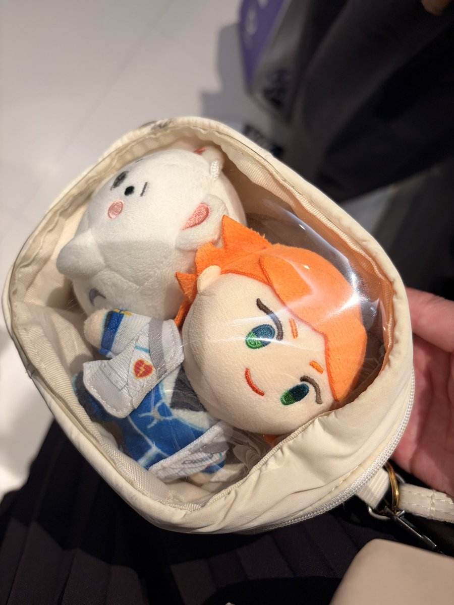 May21208050's tweet photo. 邁在SOGO被日本展店員小哥搭訕！
店員：你的娃包好可愛是什麼角色的！
：啊…是vtuber🥹
店員：哇！是彩虹社的嗎
：恩…是台V
店員：喔喔喔他超可愛
：他是醫生🥹…
店員：喔喔！是那個厭世醫師！！
：對🥺！！！ https://t.co/YyTck2t7ij