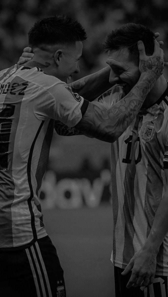 clouscae's tweet photo. “ yo era un pibe que hacía cuentas con tu edad y la mía para ver si algún día llegaba a jugar con vos, parece una boludez, pero lo hacía de verdad. ” https://t.co/wvrCEf2Lv5