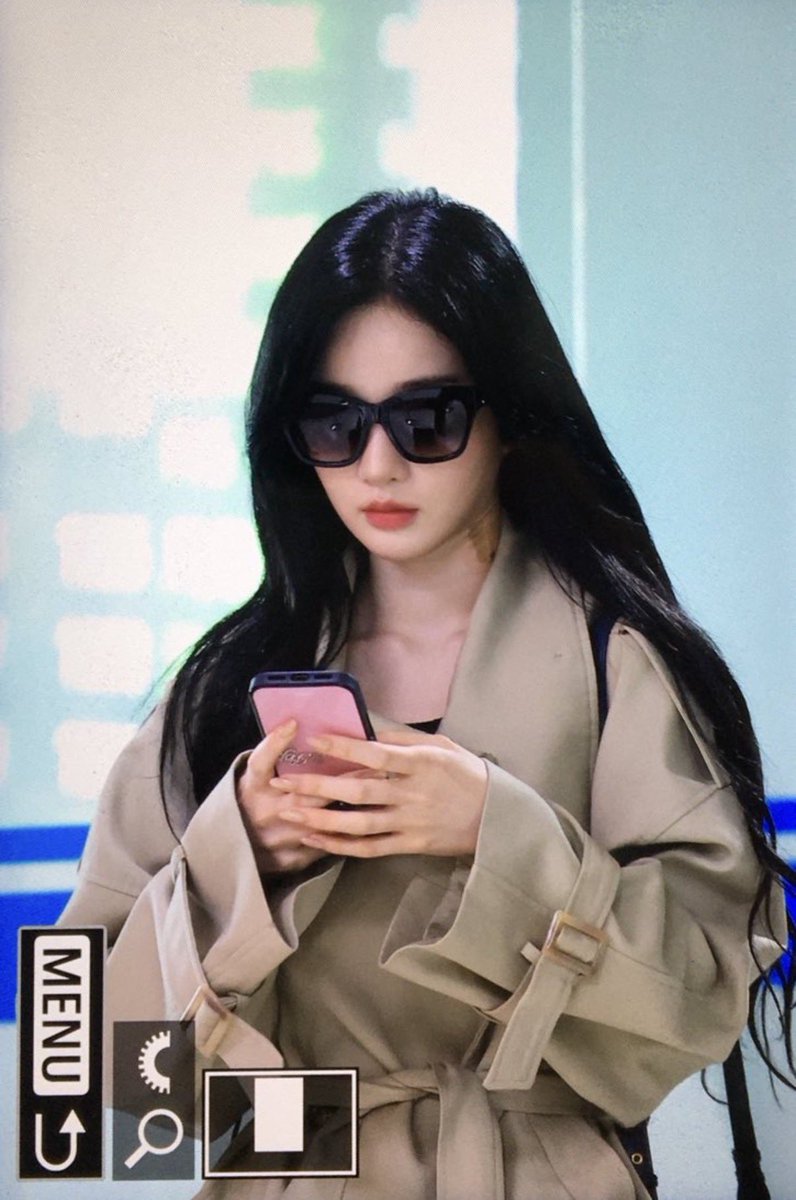 joyullz's tweet photo. Acting cool and all just for her to be holding the phone upside down https://t.co/3pXWvcexQ4