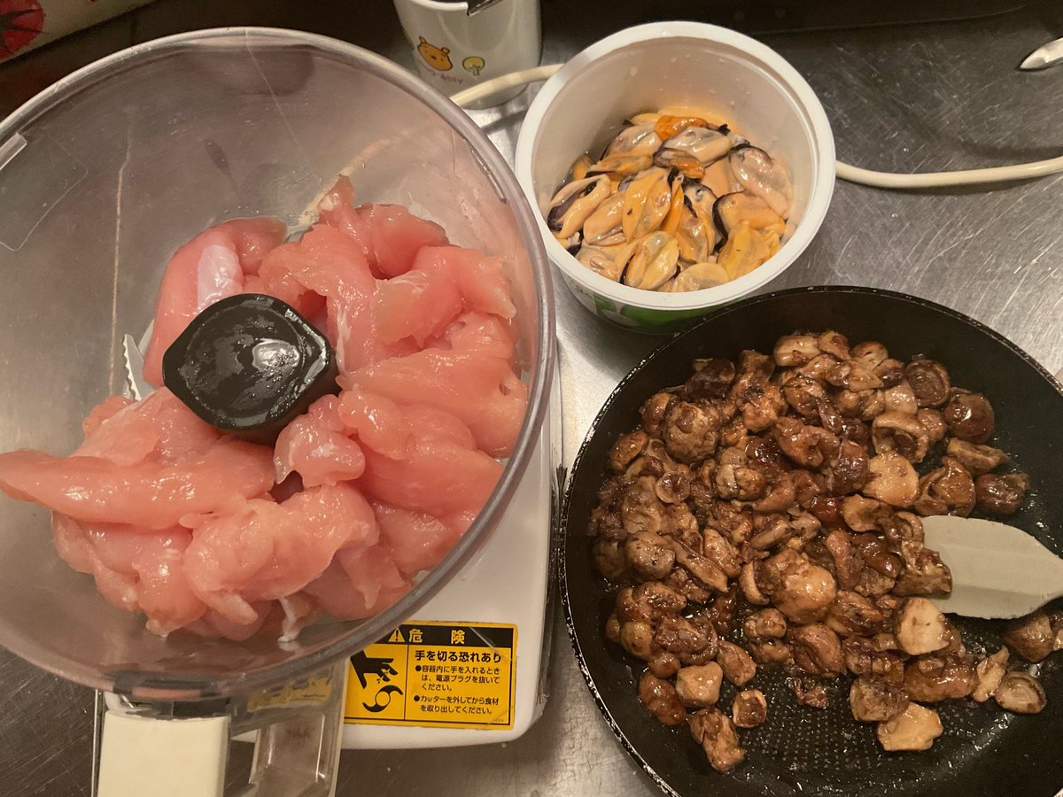 poisson2005's tweet photo. 去年の春頃、私とマダムとスーシェフが精神的にパンクしたり身体を壊して、店を閉めようとなりました。
とりあえず昨年末までやる事にしました。
その後、スーシェフはフランスに、私は大好きだった前の店を泣きながら解体しました。

もう失う物は何もないよのね…笑
後は新しく作るだけです。 https://t.co/MYuhjD3ML9