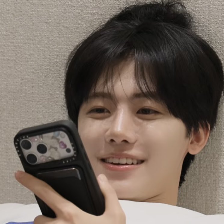 luminajaem's tweet photo. the cat sticker on jaemin’s phone camera bump deco is so cute 😭😭😭 it looks just like lululu 🥹💗 https://t.co/LxGiW1yw4A