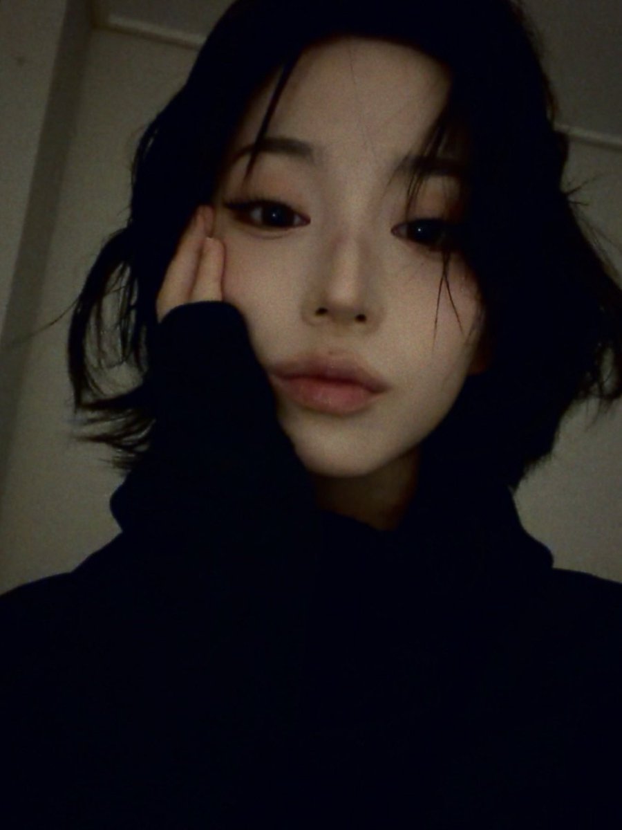 500woni's tweet photo. I JUST FELL TO THE GROUND OMFG HAEWON????? https://t.co/Ex4oC5rpbr