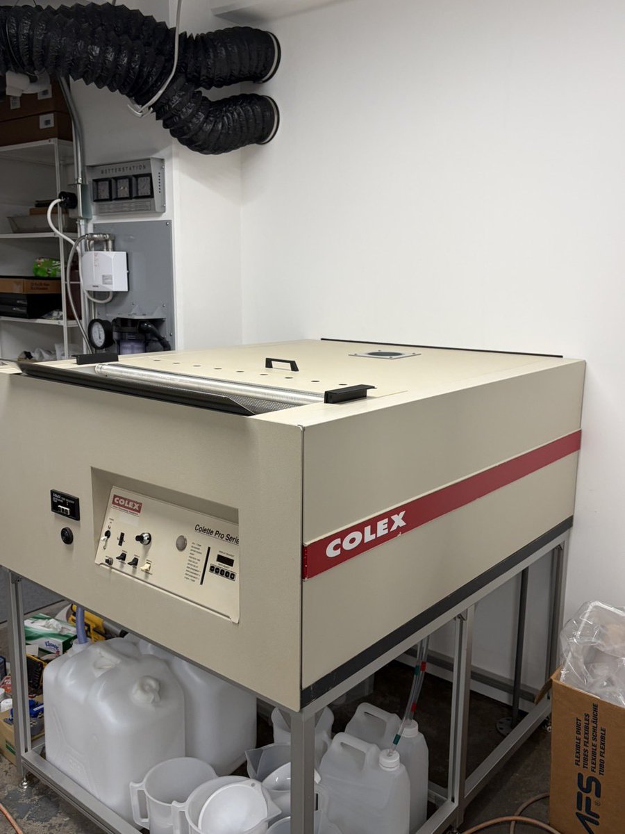 KoujiM2M4TRYXBW's tweet photo. 大学の後輩が、練馬にレンタル暗室の運営を開始します。
日本、いや世界でこの規模の暗室は今後誕生しないのでは無いでしょうか。
細部まで拘り抜かれたクオリティ、写真好きなら必ず虜になる事は間違い無いです！

現在、カラー現像機の試運転中。
この現像機も拘りの一つです。
そうそう、カラーペーパーの裁断機ももうすぐ海を渡ってやって来るみたいですよ！

モノクロ暗室は現在施工中ですが、先ずはカラー暗室から。Cプリントユーザーの貴方、是非ご利用下さい！

いよいよ10月15日(木)プレオープン。
最高の暗室が皆様をお待ちしております。

BLOW-UP DARKROOM & GALLERY
東京都練馬区豊玉中2-25-2 B1