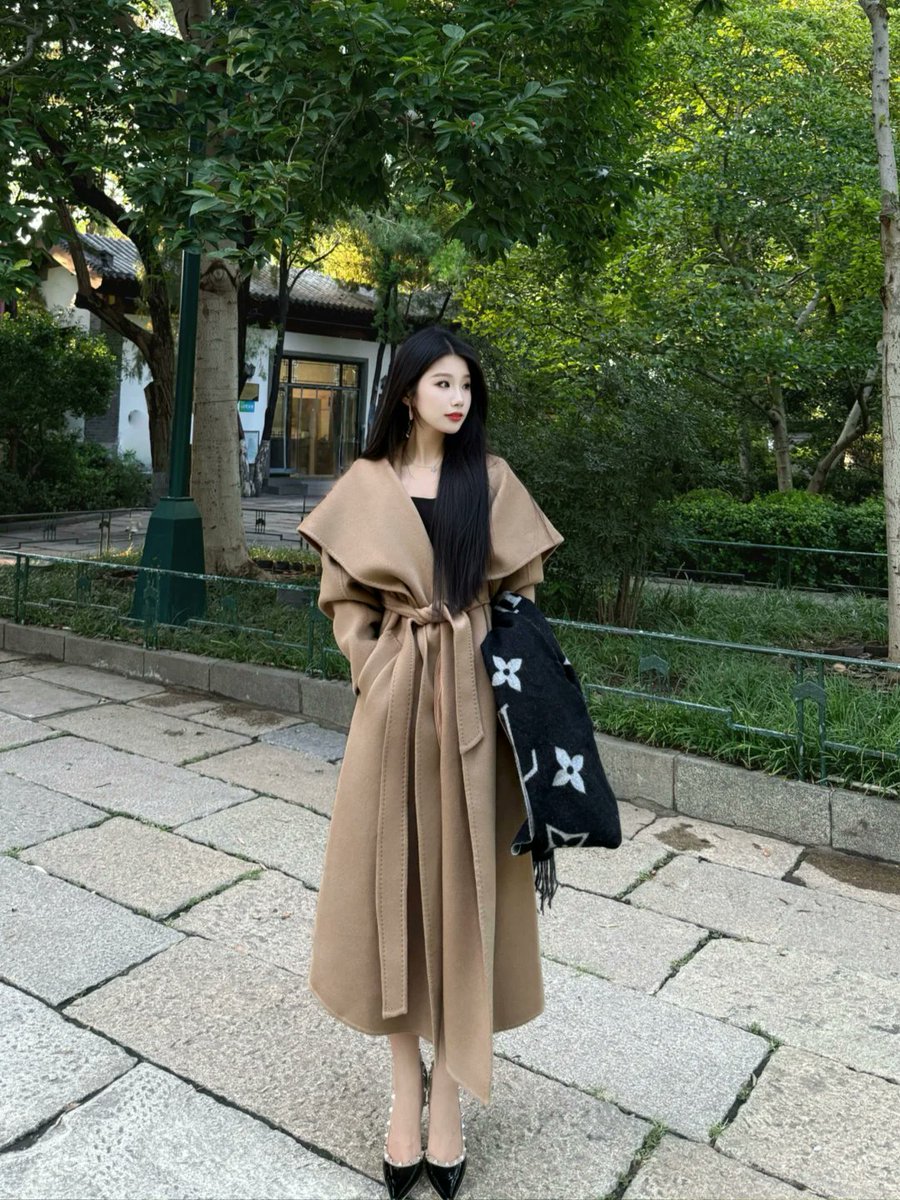 sweetiesprite's tweet photo. Old money style in a classical Chinese garden 🤎 Camel long wool coat paired with black inner dress. Ancient pavilion, pond and greenery. Blending elegant western silhouette with traditional Chinese scenery.
#OOTD #ChineseGarden #AutumnVibes https://t.co/Pb9DsXIElN