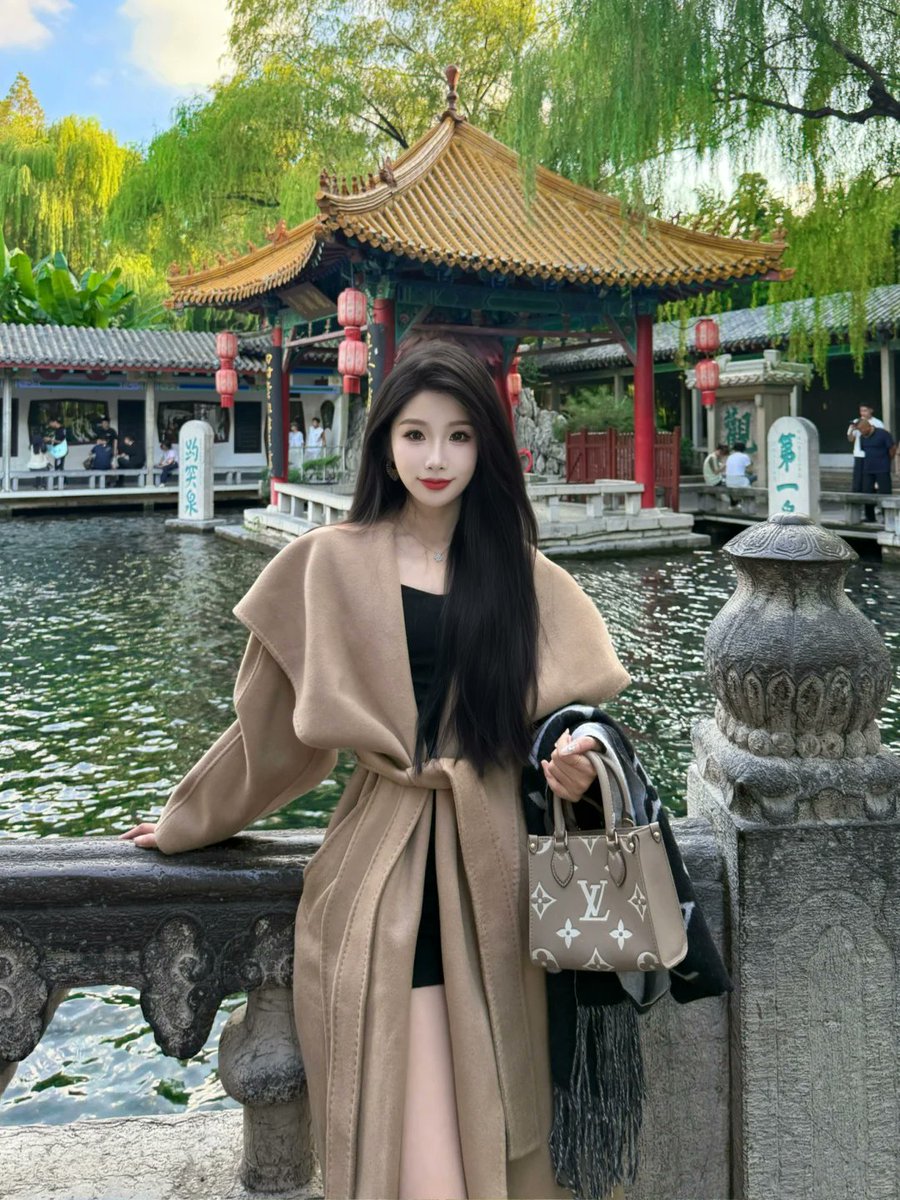 sweetiesprite's tweet photo. Old money style in a classical Chinese garden 🤎 Camel long wool coat paired with black inner dress. Ancient pavilion, pond and greenery. Blending elegant western silhouette with traditional Chinese scenery.
#OOTD #ChineseGarden #AutumnVibes https://t.co/Pb9DsXIElN