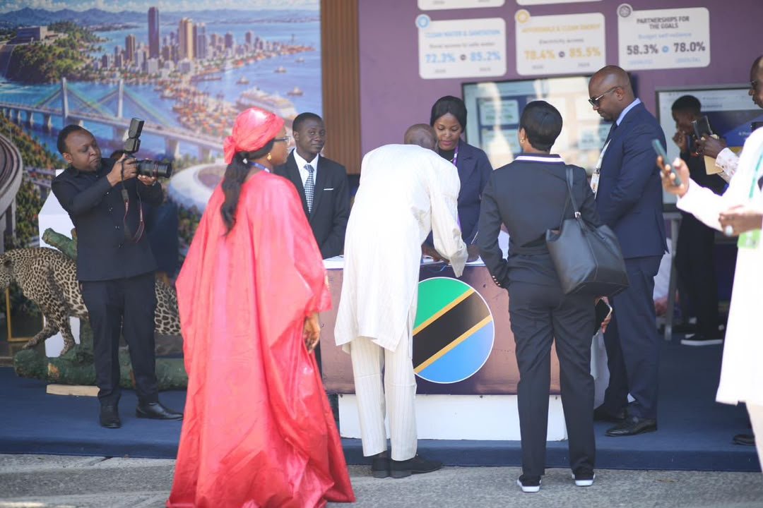Kilwafinest's tweet photo. Washiriki IPU wajionea miradi ya maendeleo katika Banda la Karibu Tanzania

Wageni mbalimbali wanaoshiriki Mkutano wa 153 wa Umoja wa Mabunge Duniani (IPU) wametembelea Banda la “Karibu Tanzania” jijini Arusha, ambako wamepata fursa ya kufahamu historia ya Tanzania, safari yake ya demokrasia na hatua mbalimbali za maendeleo.

Katika banda hilo, wageni wamepata maelezo kuhusu miradi mikubwa ya kimkakati inayotekelezwa nchini, pamoja na hatua zilizopigwa katika sekta mbalimbali zikiwemo miundombinu, afya, elimu, uwezeshaji wa wanawake na utekelezaji wa Malengo ya Maendeleo Endelevu (SDGs).

#IPU153Tanzania