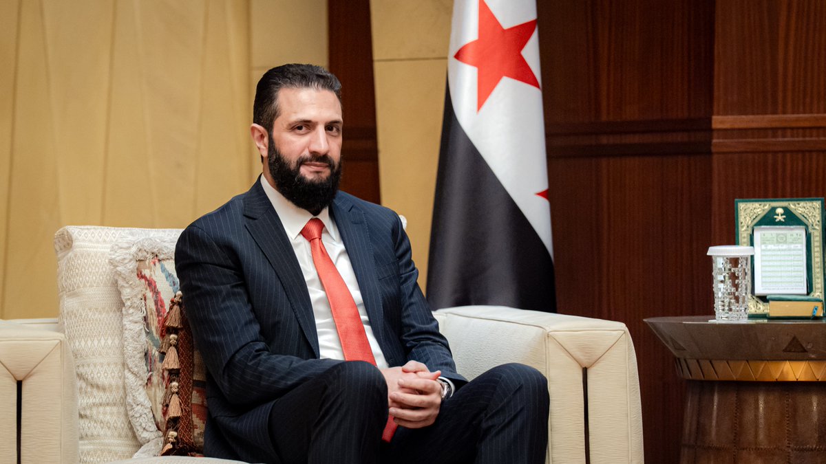 SyPresidency's tweet photo. التقى السيد الرئيس أحمد الشرع اليوم في الرياض صاحب السمو الملكي الأمير محمد بن سلمان آل سعود، ولي العهد رئيس مجلس الوزراء في المملكة العربية السعودية، بحضور وزير الخارجية والمغتربين أسعد الشيباني.

وبحث الجانبان العلاقات بين البلدين الشقيقين وسبل تطويرها بما يخدم المصالح المشتركة، وتبادلا وجهات النظر حول مستجدات الأوضاع في المنطقة، إلى جانب عدد من القضايا ذات الاهتمام المشترك، بما يسهم في دعم الأمن والاستقرار في المنطقة.

#رئاسة_الجمهورية_العربية_السورية