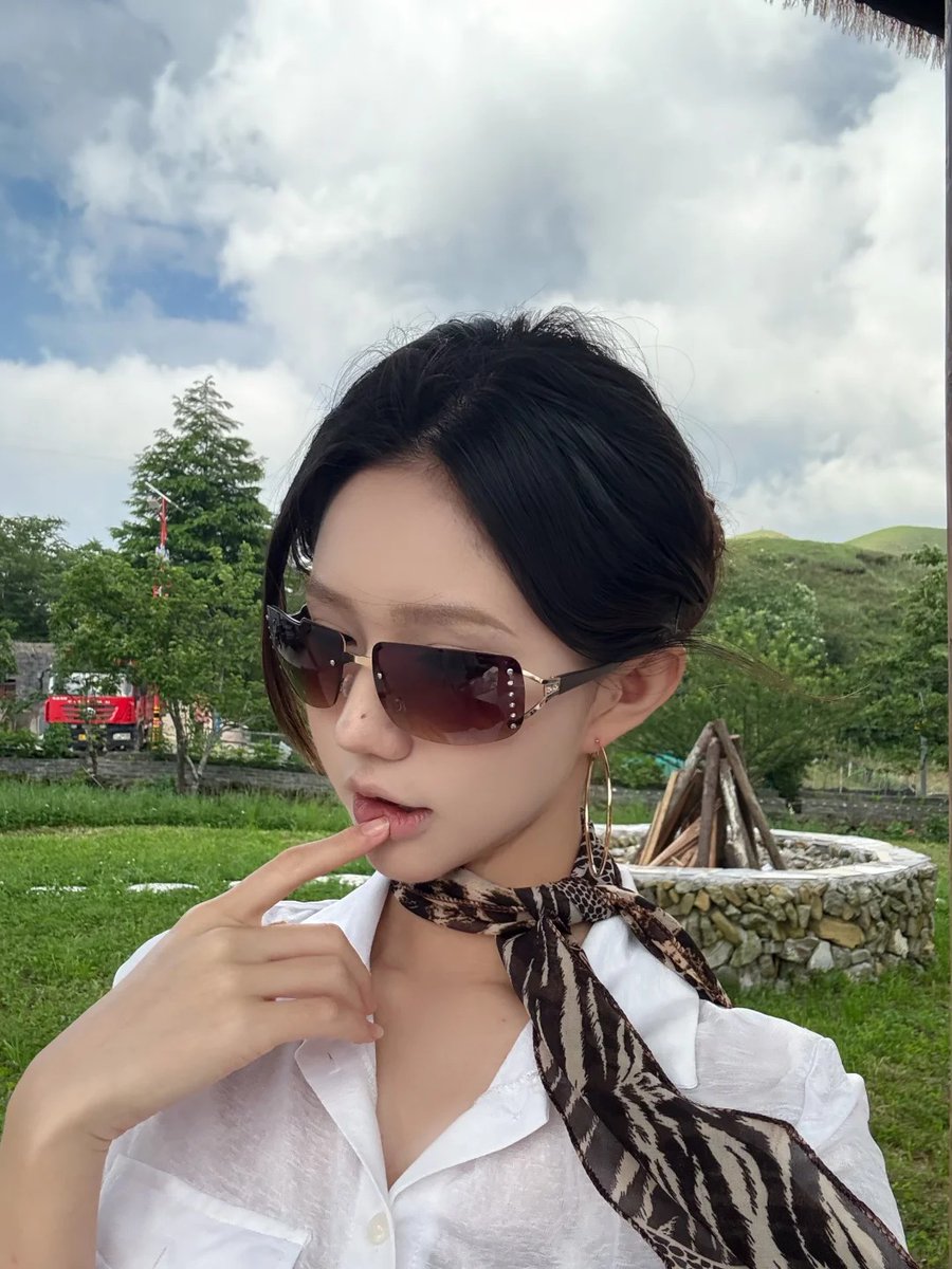Ninoux's tweet photo. Sunny day in the hills ✨ Sunglasses + silk neck scarf for that effortless vibe. Summer countryside mood.
#OOTDinspo #SummerAesthetic https://t.co/fykNuux3Qy