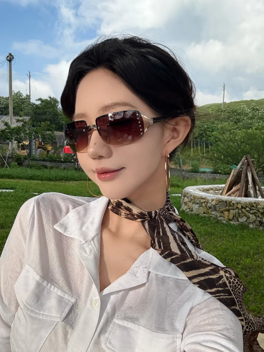 Ninoux's tweet photo. Sunny day in the hills ✨ Sunglasses + silk neck scarf for that effortless vibe. Summer countryside mood.
#OOTDinspo #SummerAesthetic https://t.co/fykNuux3Qy