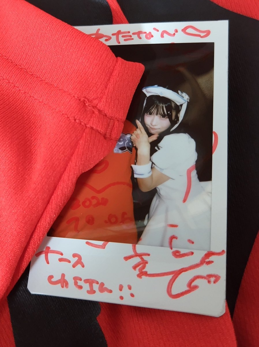 h_watanabe's tweet photo. ライブ中は今日も赤ペンライトいっぱいだったけど、僕も含め一人残らずレスしてるんだろうなってことが、目線と手振りの細やかな動きから伝わってくる。特典会ゆら列もえげつないくらい長かったけど、一人一人欠かさず全力で向き合っているところが、ほんまにめちゃめちゃ誇れる！
#ゆらにゆらいじゃう https://t.co/WYHwTvlDw4