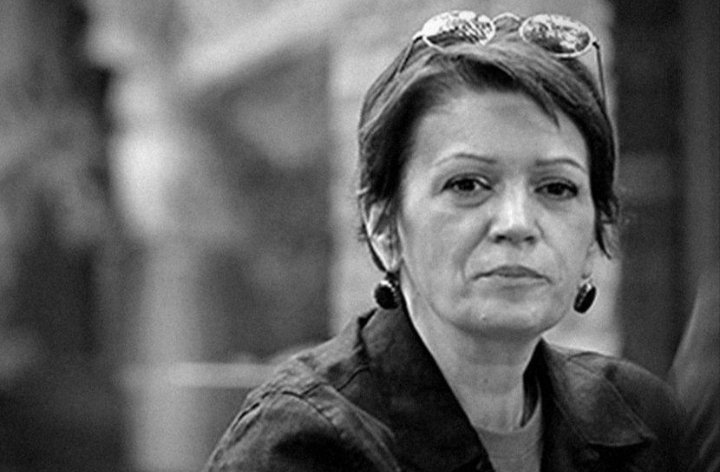 MCopic's tweet photo. GORICA NEŠOVIĆ
15.5.1964. ~ 6.10.2022.

Devedesete su imale svoje glasove.
Jedan od njih bio je Goričin.

Od Studija B i "Ritma srca", preko Radija B92, gde je bila deo ekipe koja je stvarala jedan od najvažnijih nezavisnih radio-studija tog vremena, pa do "Dizanja" sa Draganom Ilićem,  njen glas je donosio nešto što je tada bilo dragoceno: normalnost, humor, radoznalost i slobodu.

U vremenu buke, propagande i zatvorenih medija, radio je umeo da bude prozor, a Gorica,  jedan od njegovih glasova.

Slobodu je shvatala kao prostor u kojem novinar može da govori svojim glasom, a ne kao partijsku pripadnost. 

Nedostaje 🖤