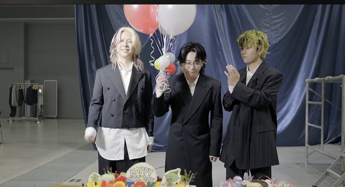 fr__omga1's tweet photo. 涼ちゃんの髪の毛静電気で立ってる🤣www

#MrsGreenApple https://t.co/vLfE7lpYC0