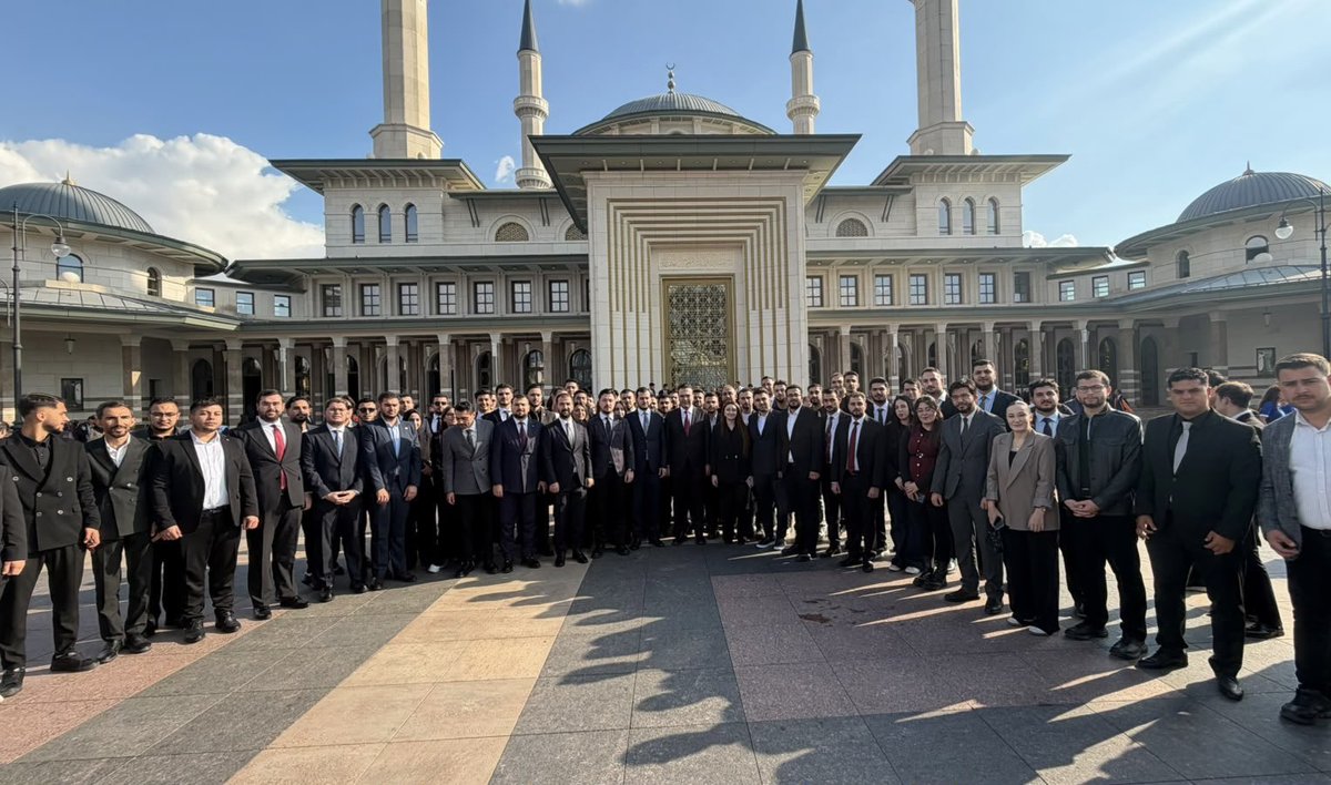 uniakankara's tweet photo. 📍 Cumhurbaşkanlığı Külliyesi

Genel Başkanımız, Cumhurbaşkanımız Sayın Recep Tayyip Erdoğan’ın teşrifleriyle gerçekleştirilen 2026-2027 Akademik Yıl Açılış Töreni’ne katılım sağladık.
Yeni akademik yılın tüm öğrencilerimiz ve akademisyenlerimiz için başarılı geçmesini diliyoruz. https://t.co/ktJvWEXvuq