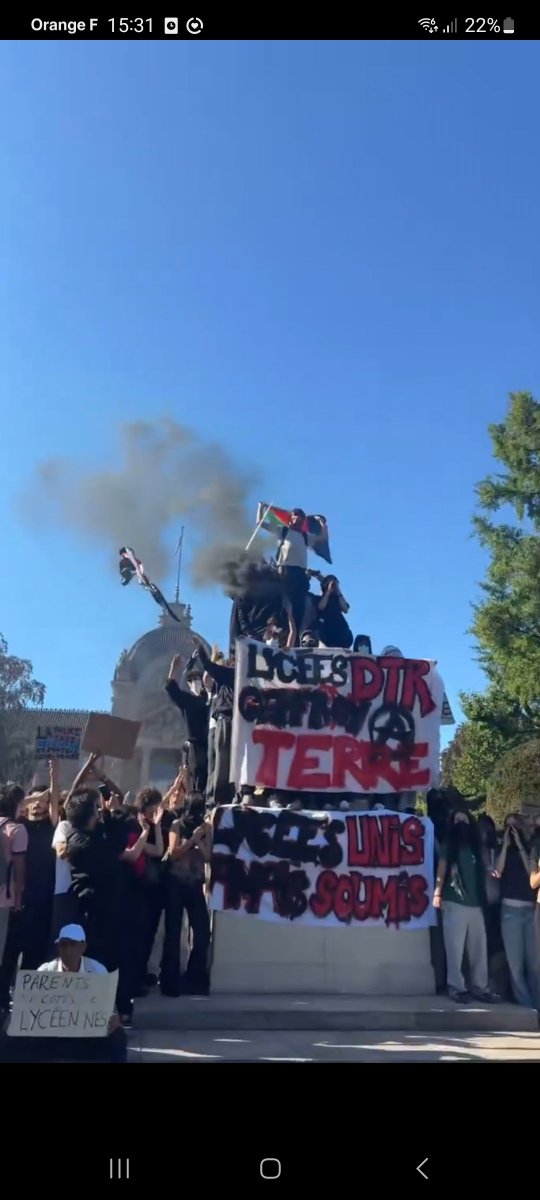 Prunelli2a67's tweet photo. Otez moi un doute ?
Ne me dites pas qu'ils profanent  le monument aux morts de Strasbourg qui symbolise une mère tenant ses 2 fils morts, l'un pour l'Allemagne, l'autre pour la France https://t.co/ONBKqfn0j5