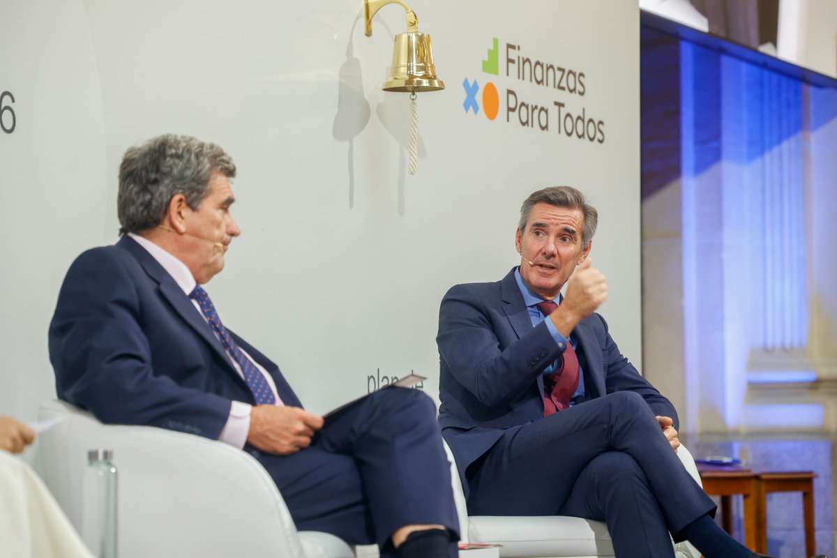 CNMV_MEDIOS's tweet photo. Hemos celebrado el Día de la Educación Financiera que este año giró en torno al lema “Ahorra. Invierte. Avanza” 

La jornada incluyó un coloquio entre el presidente de la @CNMV_MEDIOS, Carlos San Basilio, y el gobernador del @BancoDeEspana, José Luis Escrivá. https://t.co/wGOCotZ0AS