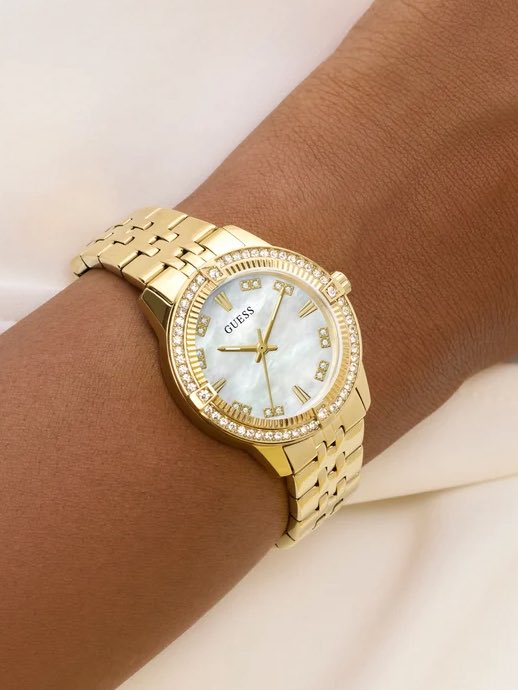 AlshayaWatches's tweet photo. ساعة جيس النسائية بحركة كوارتز ولون مينا فضي - GWC-0411
نعومةٌ تجذبُ الأنظار 💛
حجم متوازن للعلبة وزجاج كريستالي مقاوم للشحوب، يمنح معصمكِ مظهرًا بَرّاقًا ينبض بالحيوية والأناقة.
#ساعات_جيس #ساعات_نسائية #أناقة_المرأة #GuessWatches https://t.co/7SnnZ4JA0r