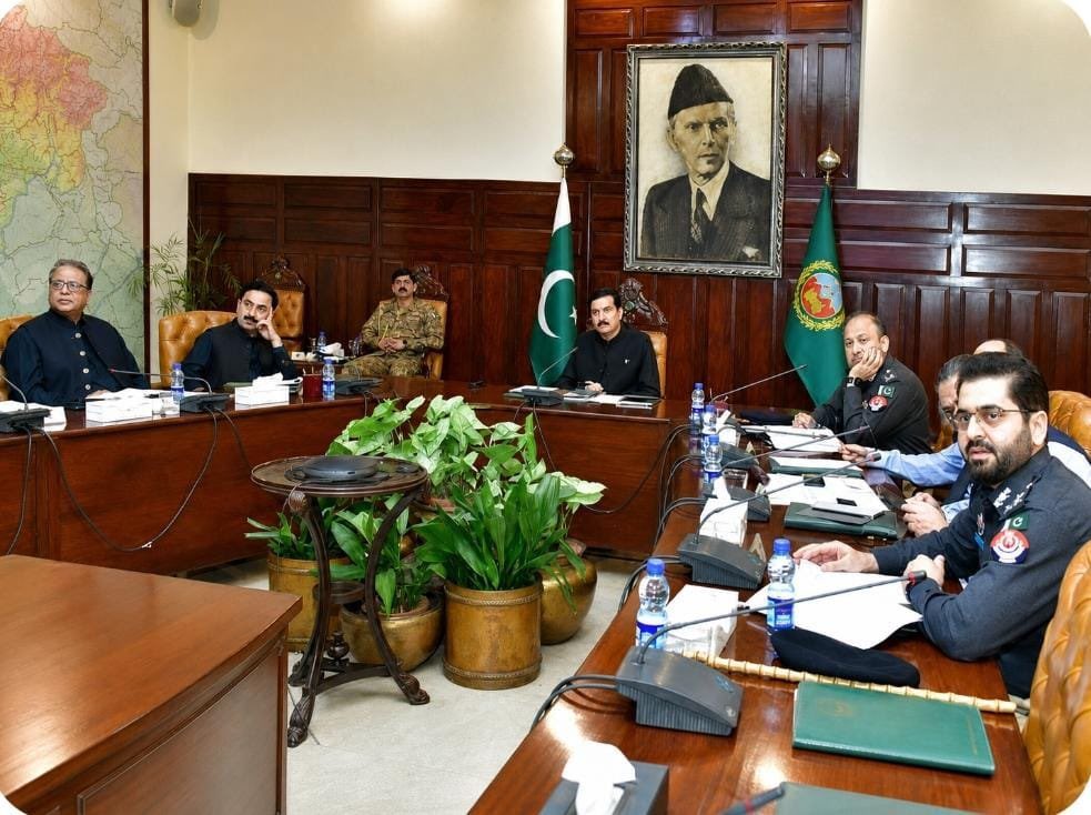 umardarazgondal's tweet photo. کیا خیبرپختونخوا میں عملاً گورنر راج نافذ کردیا گیا ہے ؟ 
گورنر خیبرپختونخوا فیصل کریم کنڈی نے سکیورٹی پر اجلاس چئیر کیا جس میں چیف سیکرٹری اور آئی جی شریک ہیں 
دوسری طرف پنجاب میں بھی گورنر کا تعلق پیپلزپارٹی سے ہے اور انکے پاس اتنا اختیار بھی نہیں کہ وہ یونیورسٹیوں کے وائس چانسلرز کی تقرریوں کے دوران سمری پر دستخط سے قبل پینل امیدواروں سے ملنا چاہتے تھے لیکن پنجاب حکومت نے انکا یہ اختیار بھی تسلیم نہیں کیا تھا 
دو مختلف صوبے دو مختلف جماعتوں کی حکومت لیکن دونوں صوبوں میں ایک ہی جماعت کے گورنرز لیکن دونوں کے پاس مختلف اختیارات ! 
نظام خوبصورت تو ہے