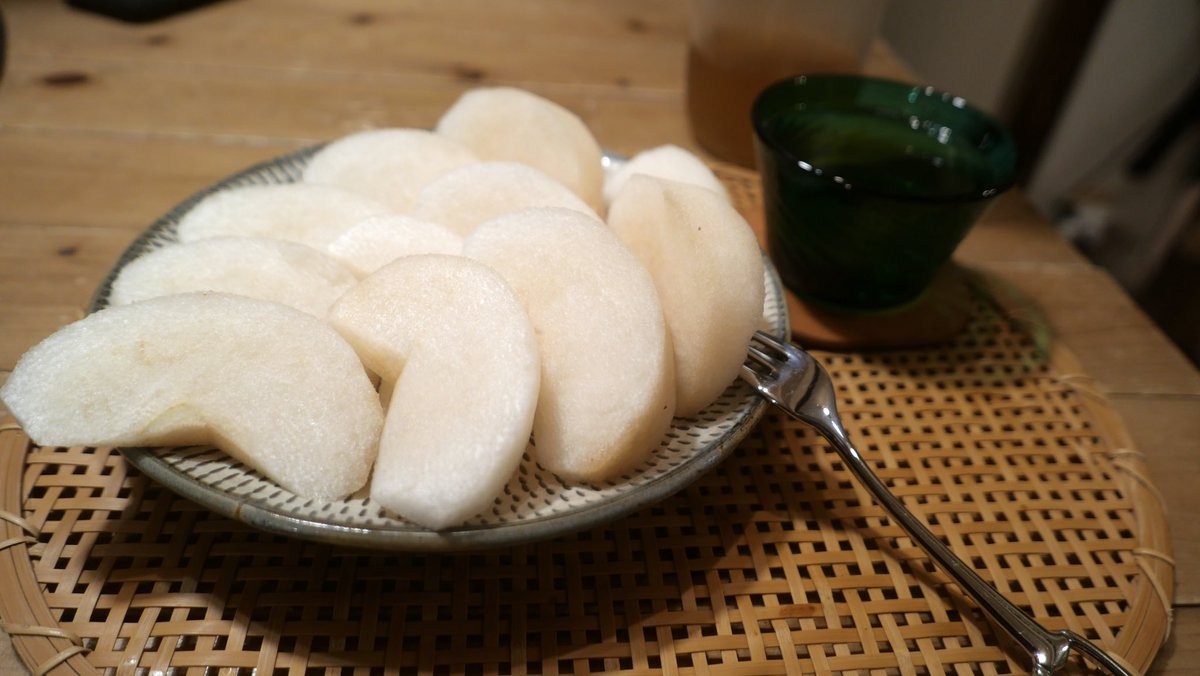 izufishing's tweet photo. 季節終盤　最近はあまりの多忙な毎日にくらくら　そろそろさいごの梨をたんまり　いやはや美味 https://t.co/eD4vVTDQBu