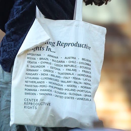acessoliviabr's tweet photo. PERFEITA! Olivia Rodrigo usando uma ecobag da Center for Reproductive Rights, organização que atua na defesa dos direitos reprodutivos ao redor do mundo.

— A ecobag cita diversos países, incluindo o Brasil. https://t.co/WCEZkrXPfp