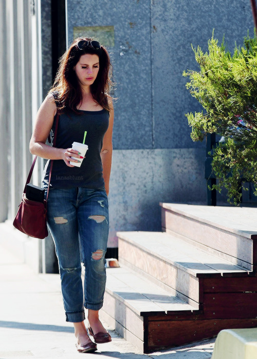 lanastanpic's tweet photo. lana del rey https://t.co/RKwCIHazQ1