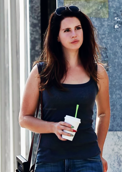 lanastanpic's tweet photo. lana del rey https://t.co/RKwCIHazQ1
